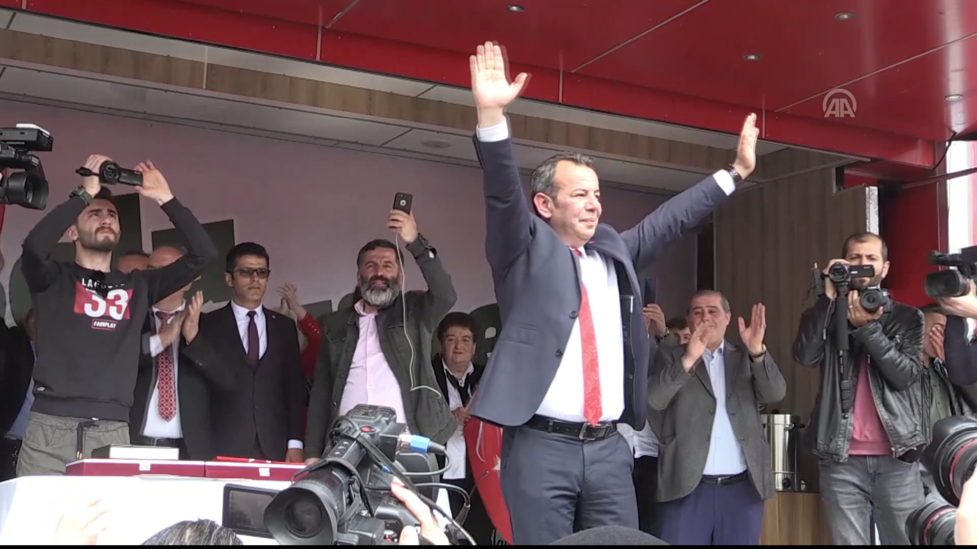 Şaredarek a nû ya CHPyê alîkariya abûrî ji penaberên Suryayê birrîn.